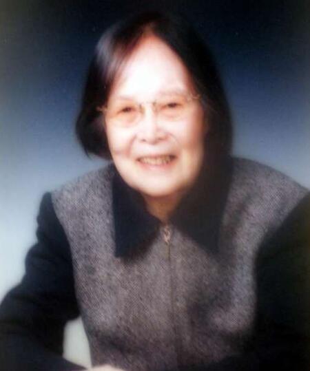 傅作义与原配张金强离婚后，女儿傅冬菊跟随母亲生活，年少时对父亲存在不满，1949