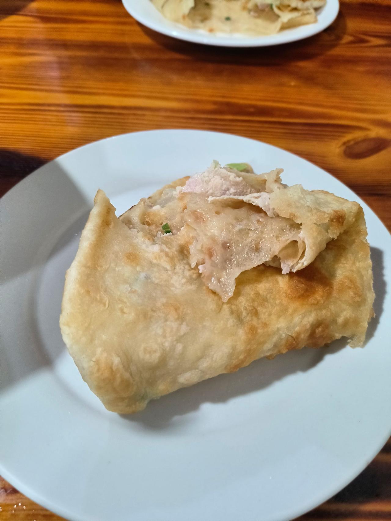 浦江的麦饼果然是名不虚传，很好吃。孩子要的是全肉的，我要的是豆腐肉的，个人感觉豆