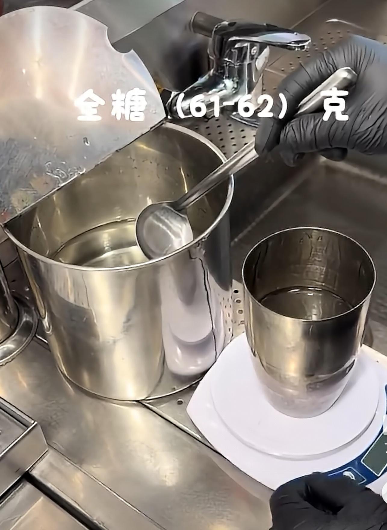 难怪现在奶茶三分糖都很甜哎不是，我奶茶杯子才多大，合着除了冰块，里面全放了糖精了