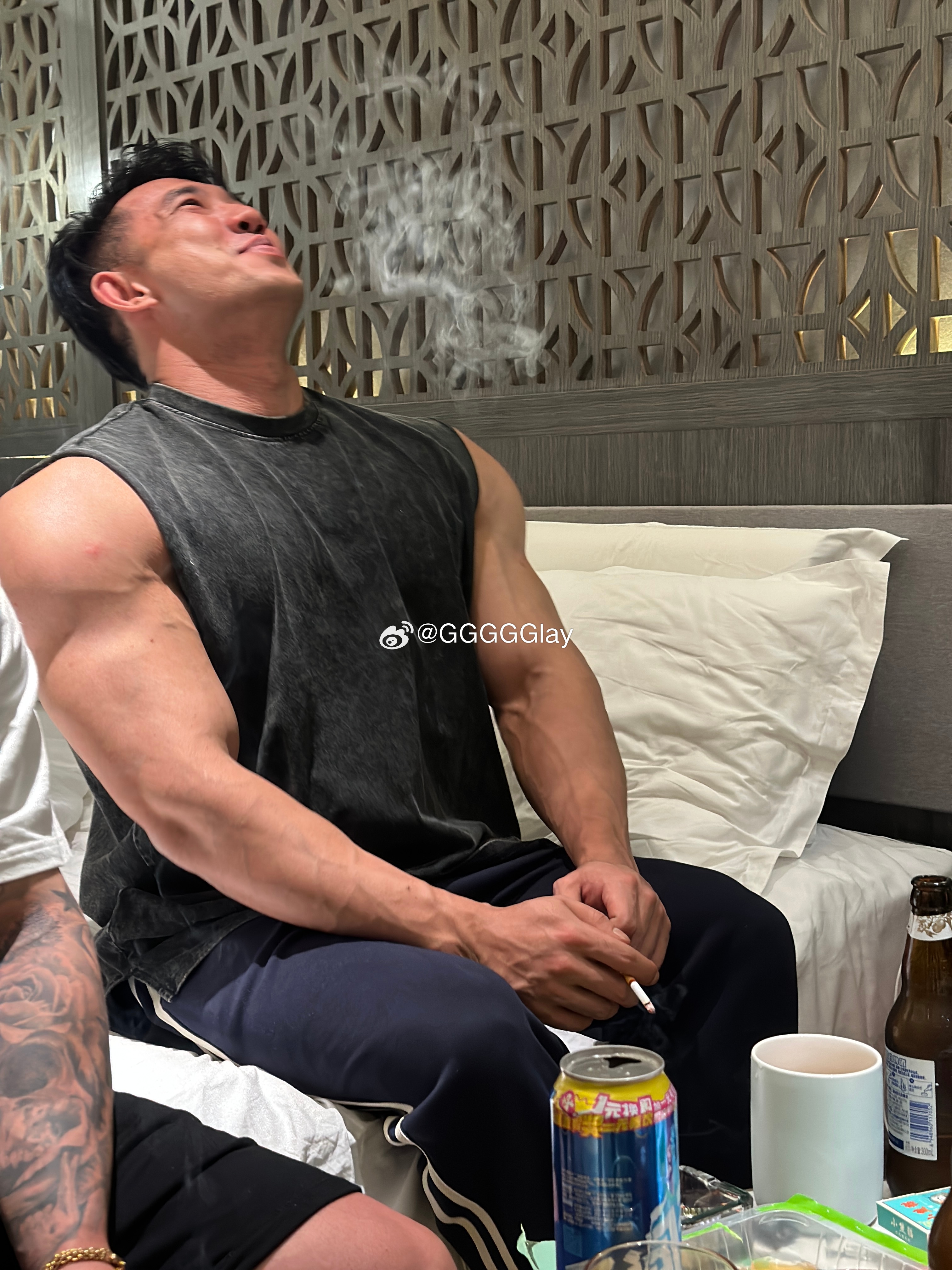 回武汉搬砖了🐒下月北京热炼见趁坤宝还没睡醒悄悄发他照片。 然后跟约瑟夫说 明年