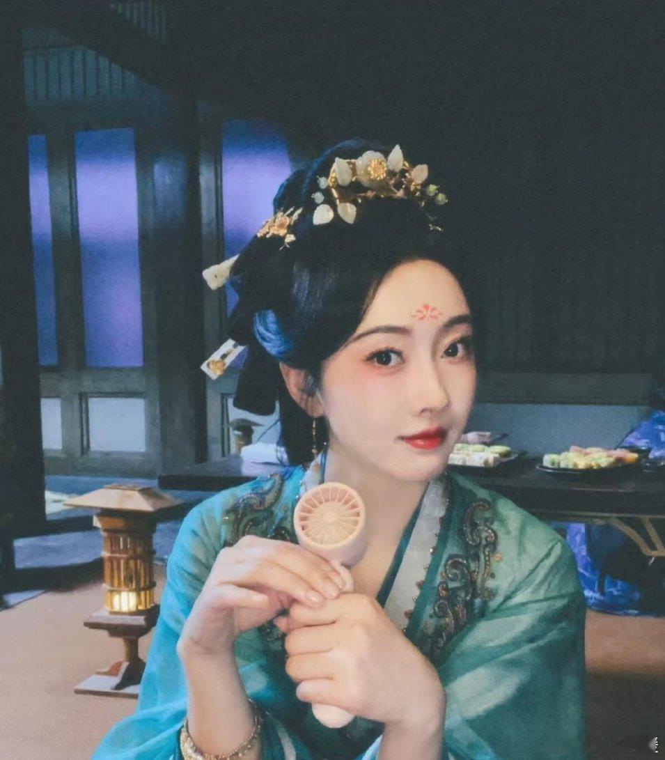 在《折腰》的世界里，有四个“白眼狼”角色，各自走向了不同的悲惨结局。郑楚玉受魏家