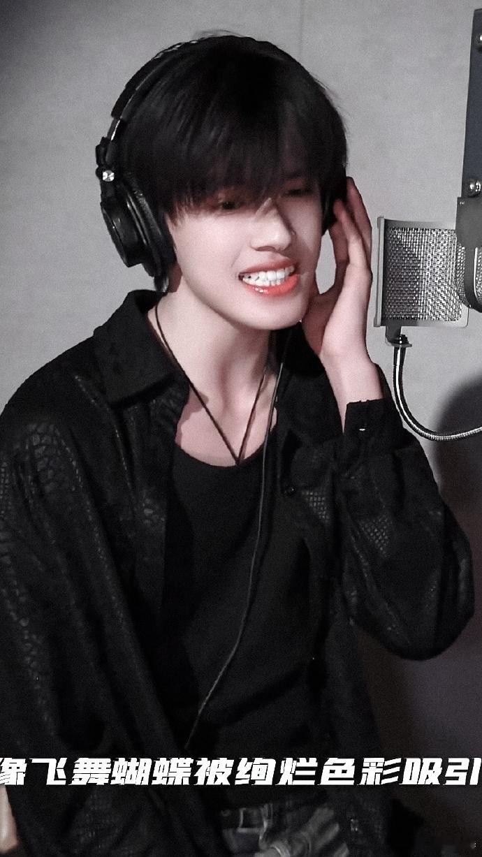 张极翻唱难哄主题曲每次听张极的翻唱版本，都能感受到她对这首歌的深情，完全打动我了