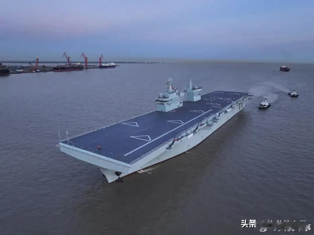 中国新型两栖攻击舰“四川舰”完成首次海试，不少军迷特别关心一个问题：它能不能弹射