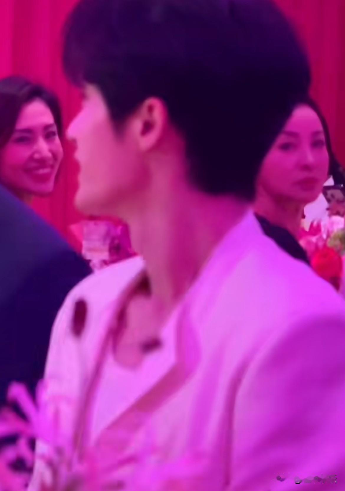 今夜檀健次掉进了粉红💓泡泡🫧里！
并且这次只参加了晚宴，没有时间参加其它的。