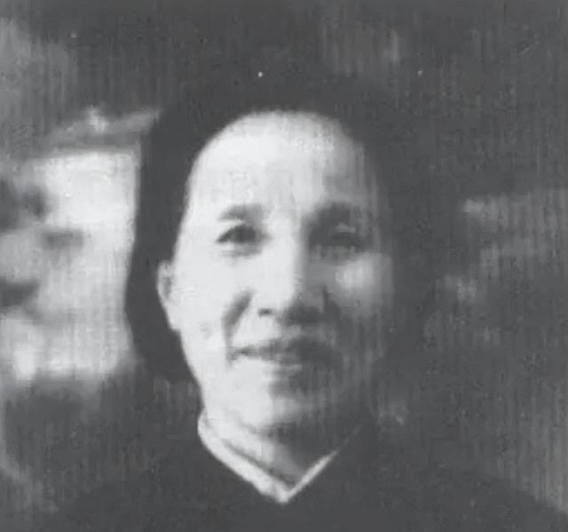 1950年，一名身着简陋的农妇来到北京中南海，要求面见毛主席。门卫正想将她拦下来