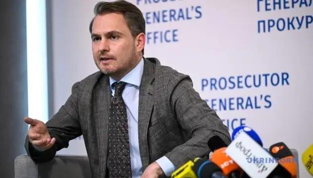 乌克兰总检察长克拉夫琴科在递交辞呈后连夜乘公务车离境，其妻子早两日已先行前往摩尔