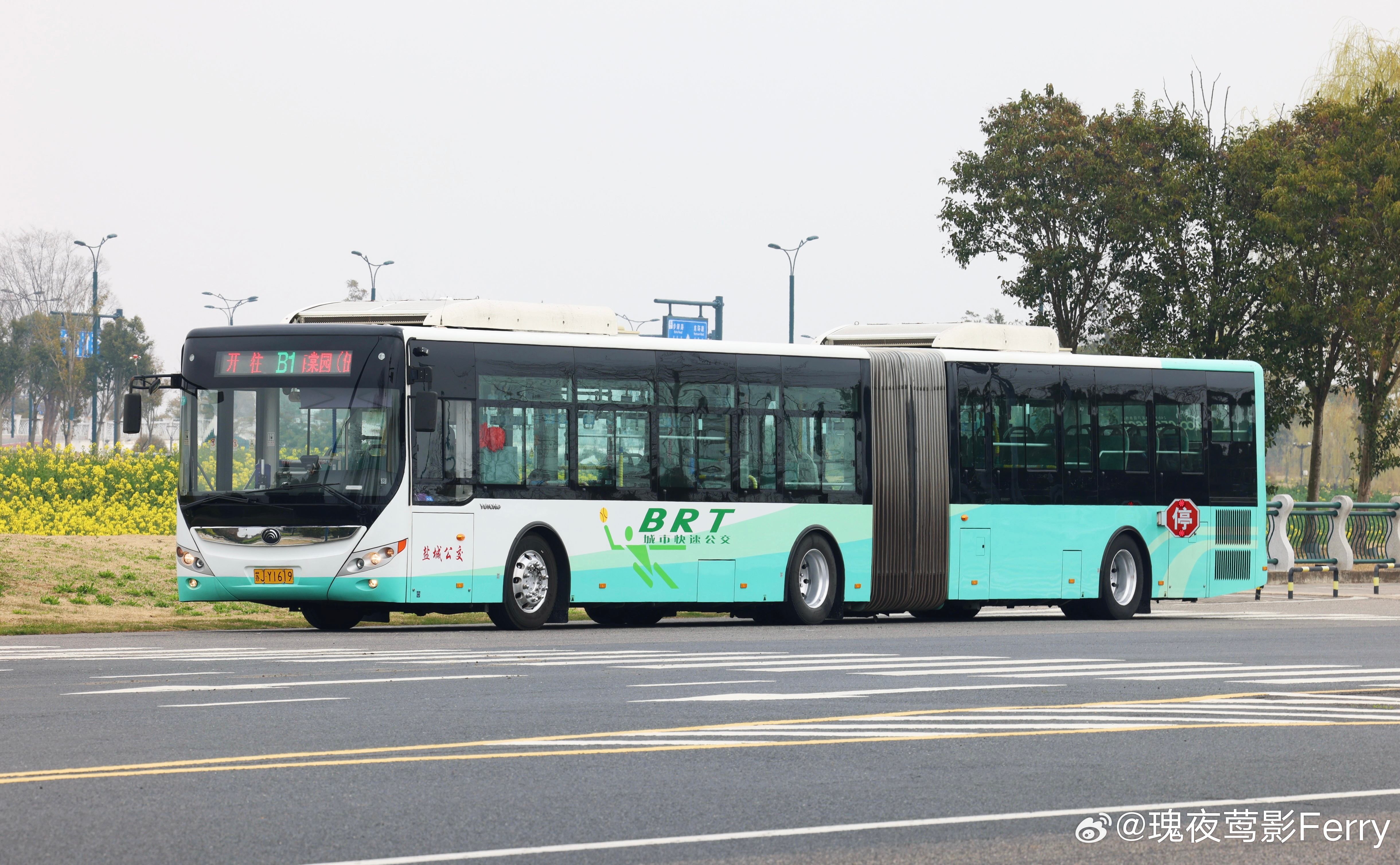 两节车厢等长的铰接怎么扭腰都有点奇怪 香港