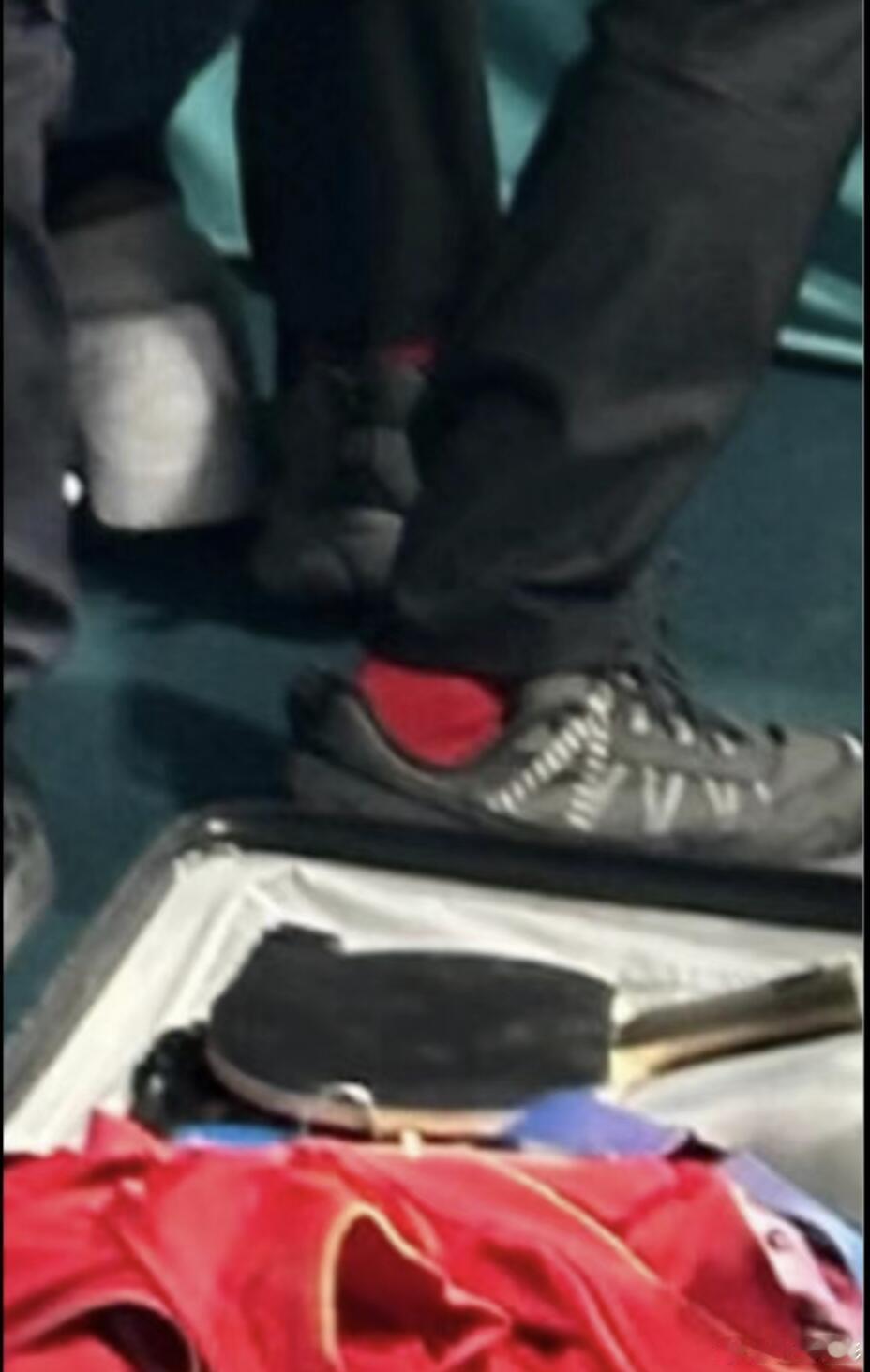 #王楚钦的球拍上有个脚印# 这是哪个摄影师的脚  😡😡😡 ​​​