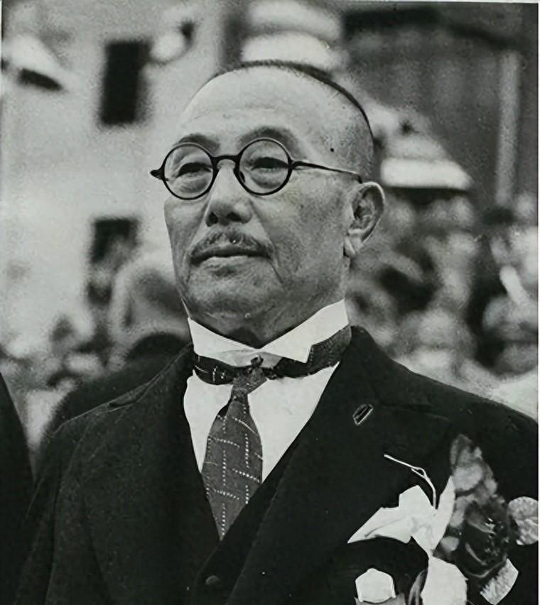 1940年秋风刚起的十月初，上海虹口的傍晚灯火摇晃，外白渡桥对面的咖啡馆里却静得