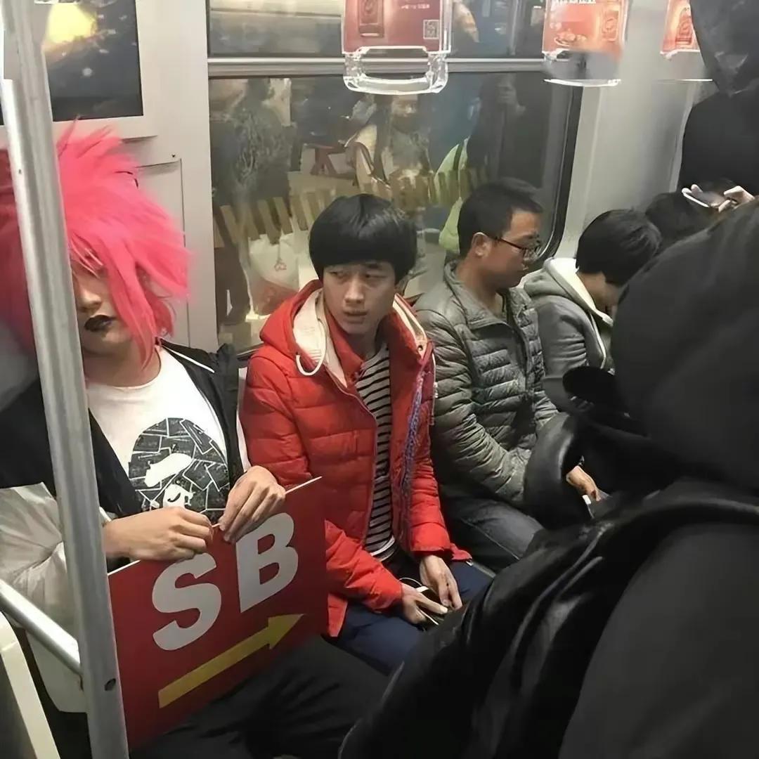 红衣服小伙什么表情[捂脸][捂脸][捂脸]