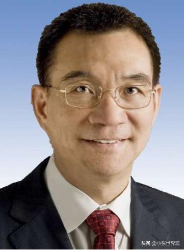 1979年，一名台湾连长冒死游泳横渡台湾海峡回到了祖国大陆，而他的妻子在接受审问