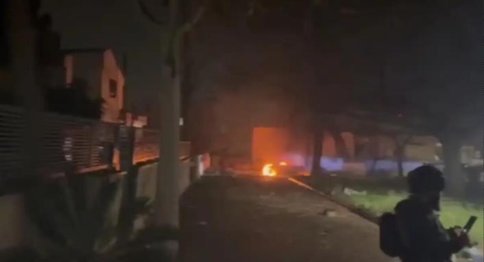 面对伊朗同归于尽打法，美军亮出王炸底牌：如果战败，就爆核武器。美国对伊朗的战争持