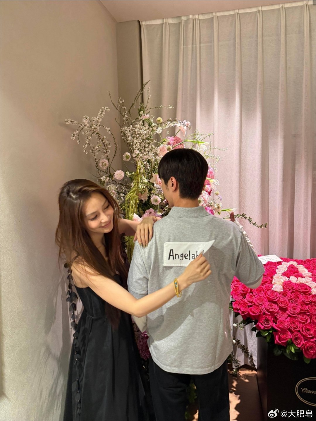 Angelababy朋友cos以往造型庆生 亲自撕掉自己…… 