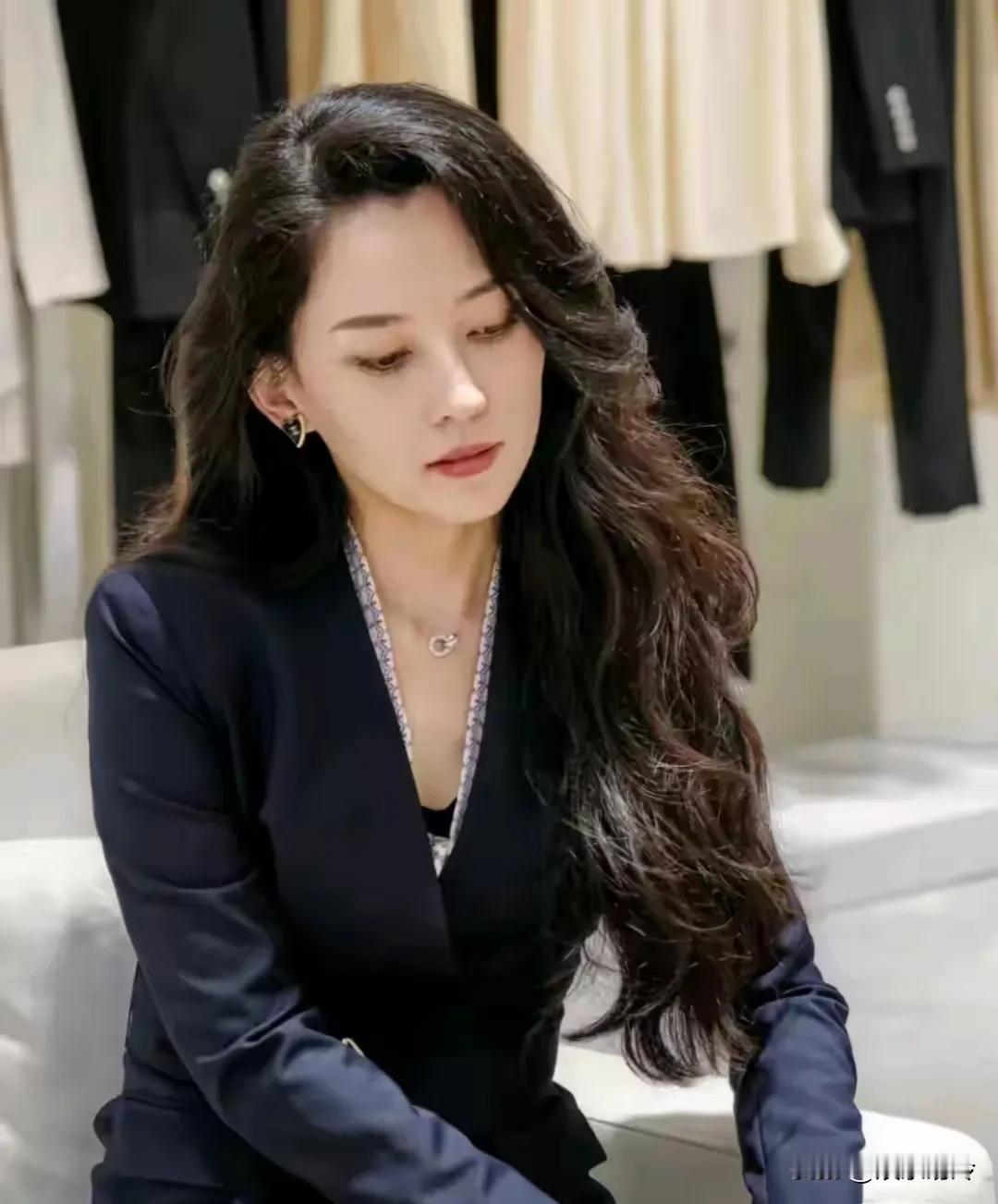 森林北长相有一点老成，看起来不像30多，反而像40多，其实这是她爱汪峰的表现，为