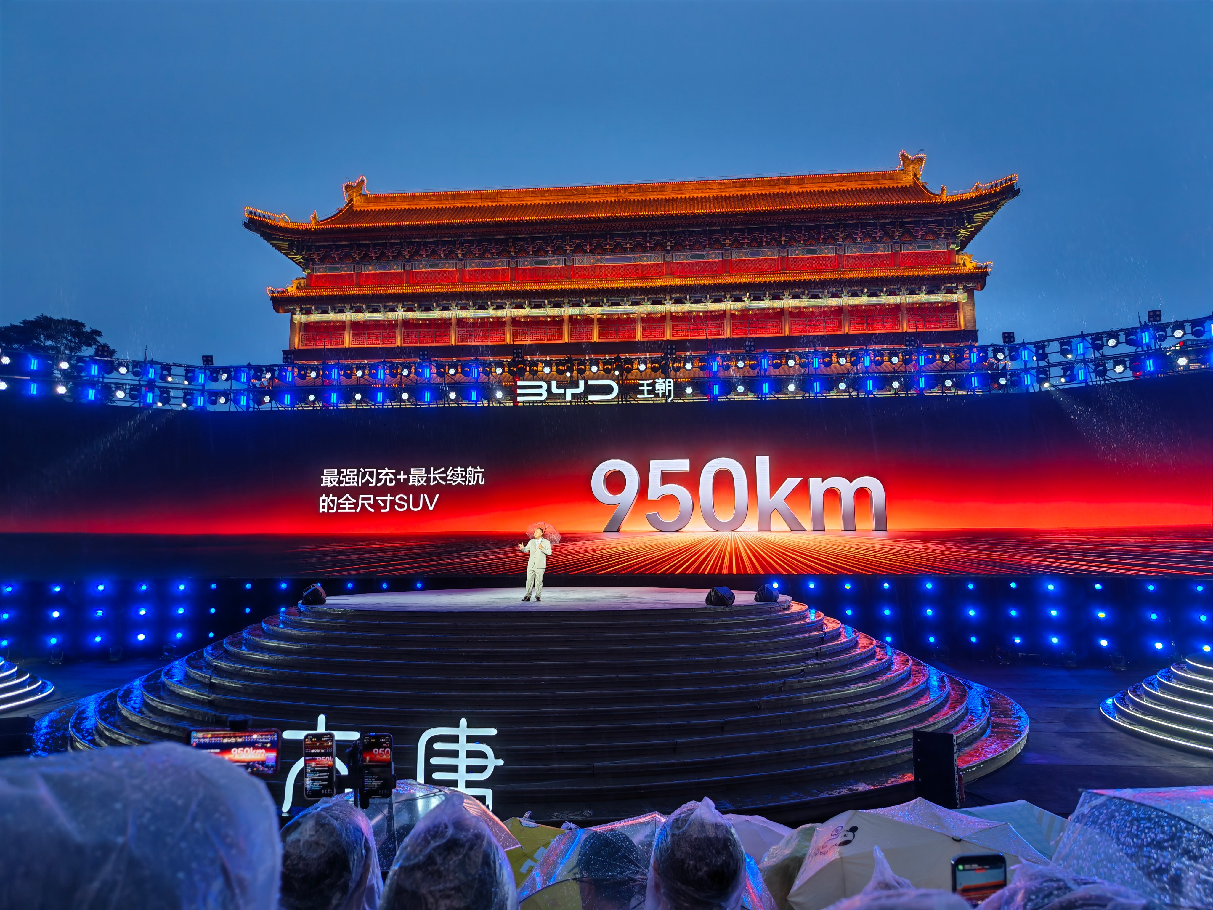 比亚迪大唐全系搭载第二代刀片电池+闪充技术，CLTC最长950Km，全系搭载天神