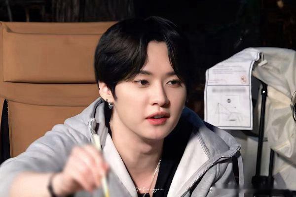 我想请问这两张到底哪里丑了这是你老公吗你就投，这样欺负一只好欺负的小猪你觉得很有