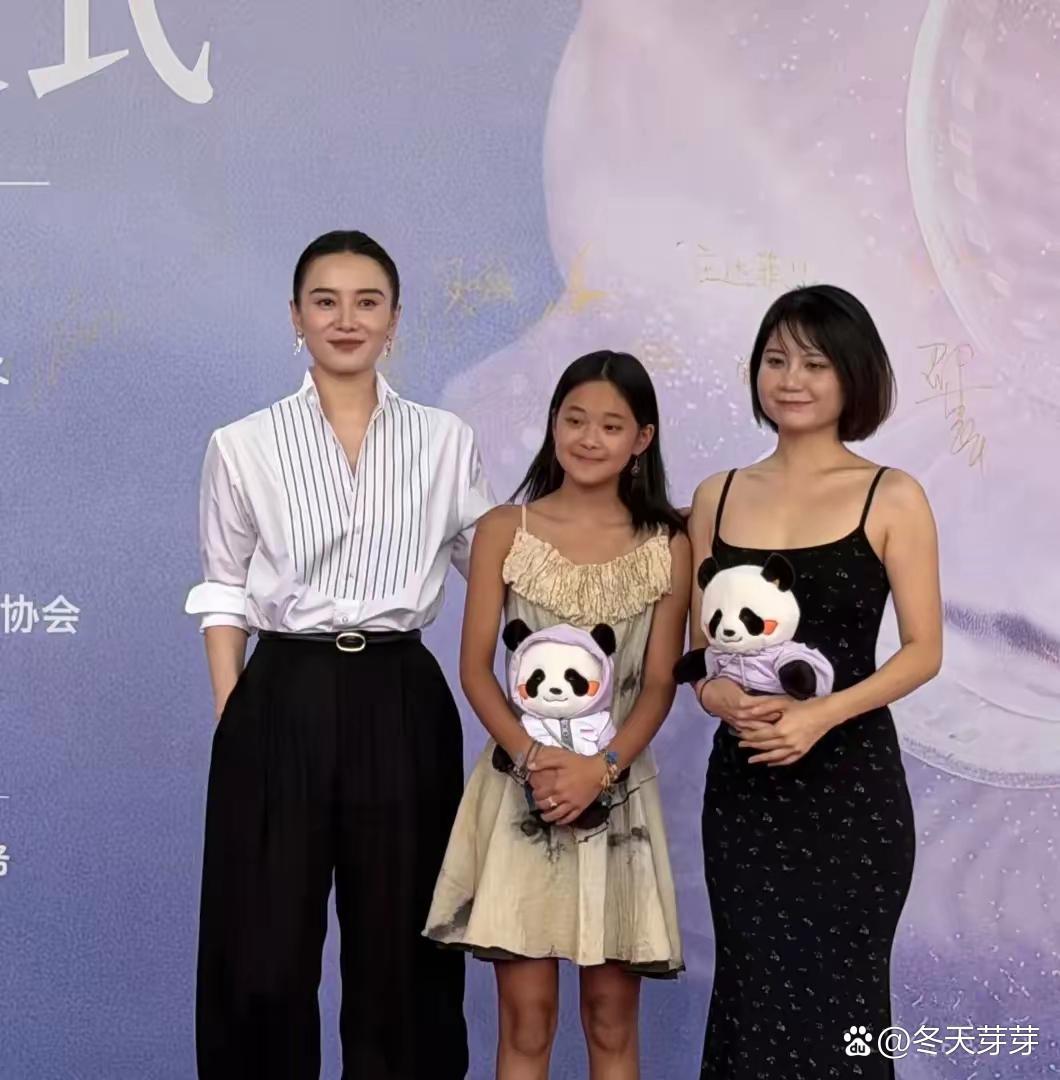 百花奖红毯最小黑马，梅婷女儿拿到最佳新人提名。13岁曾慕梅被宋佳牵着走红毯，自信