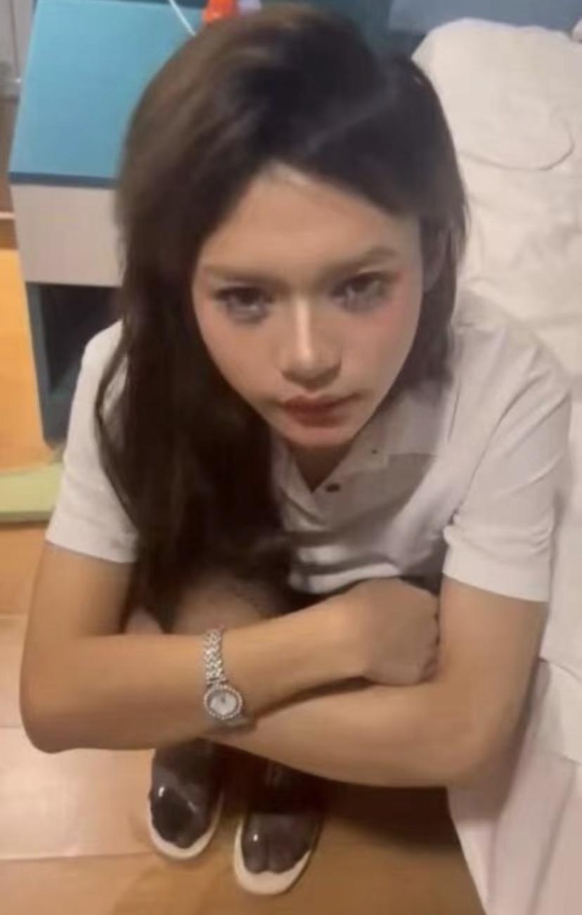 这居然是一个男生

女装大佬在交易时被抓

这颜值，这装扮，可能80%的女生都比