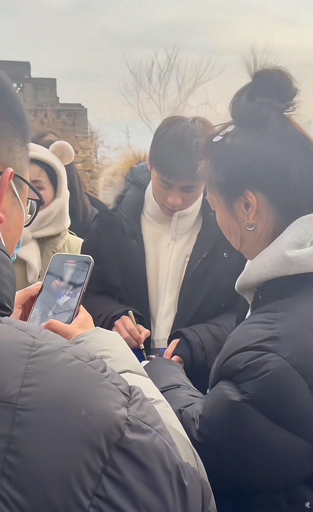 他一定很感动，还能有人要他签名