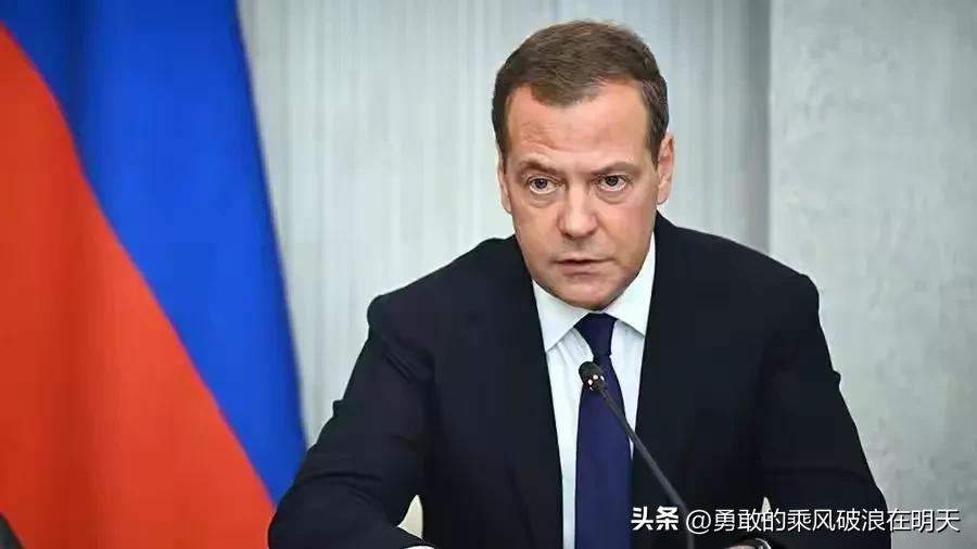 梅德韦杰夫又又又出来整活了，兄弟们！这次梅德韦杰夫比泽连斯基还过分。

泽连斯基