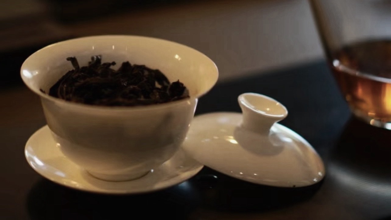 雨夜宅家饮茶风轻有时来做客，林深无处不鸣蛙。心同静夜无鸟事，闲观八卦慢品茶。灵萃