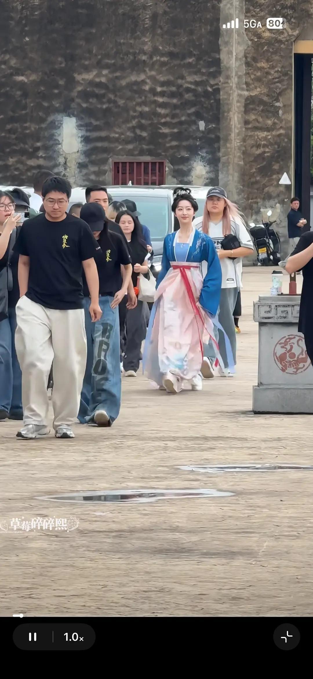 我才发现邓恩熙这头在女明星里这么大啊 