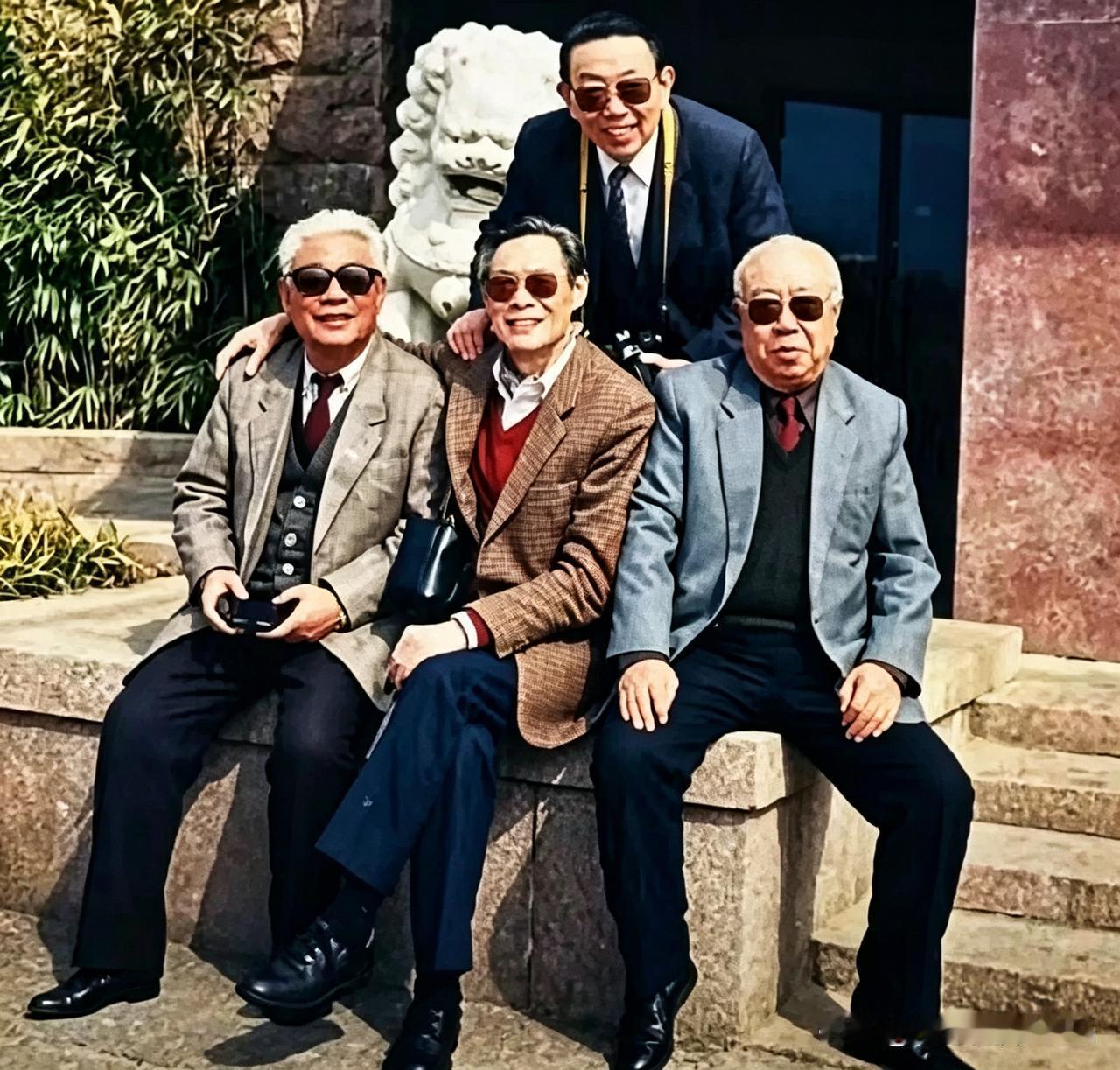 老演员 
       我敢打赌，这几位老艺术家，年纪大于四十岁的都认识。
  