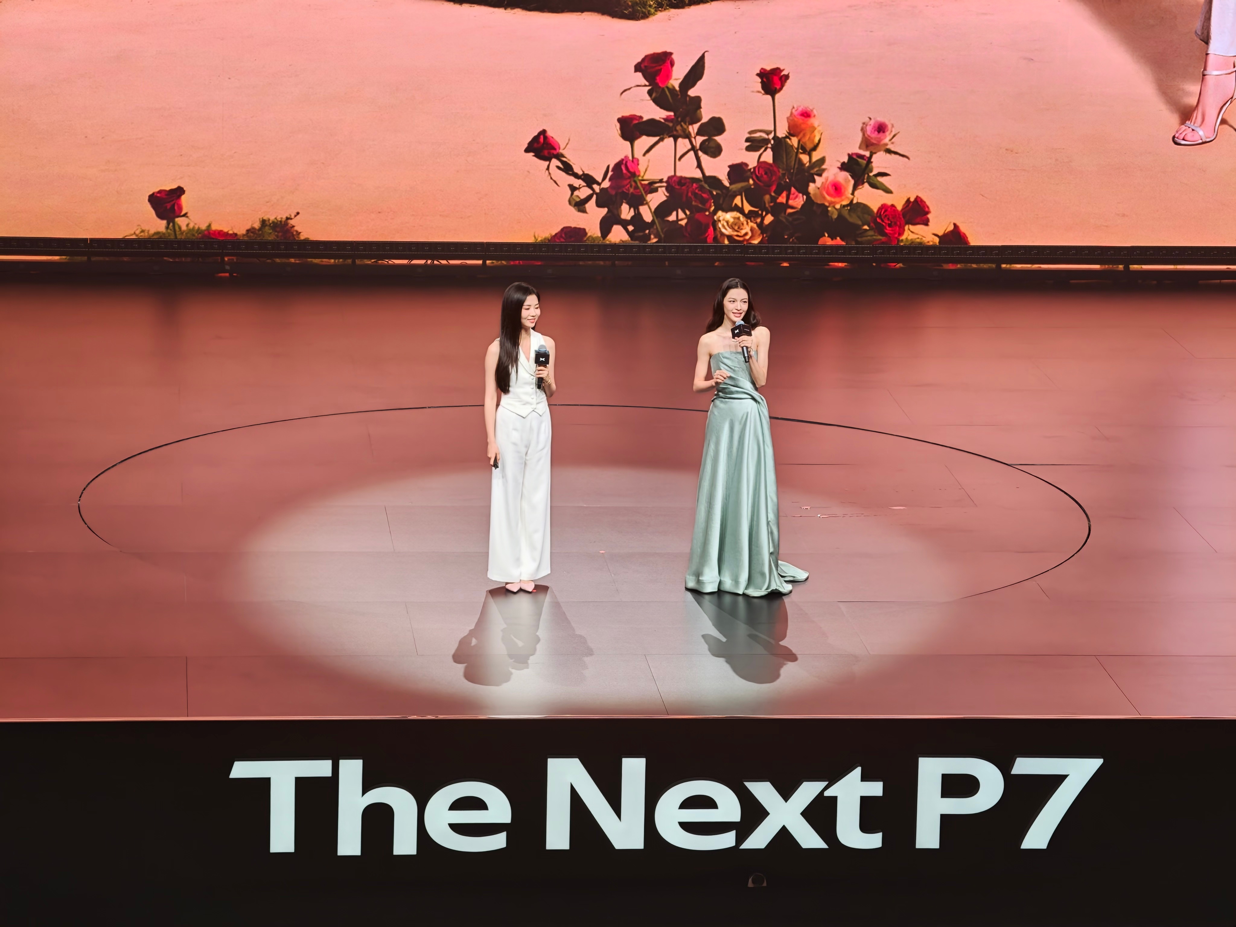 全新小鹏P7太高级了小鹏P7把情绪价值拉满了钟楚曦时尚Buff，外观姿态够时尚，
