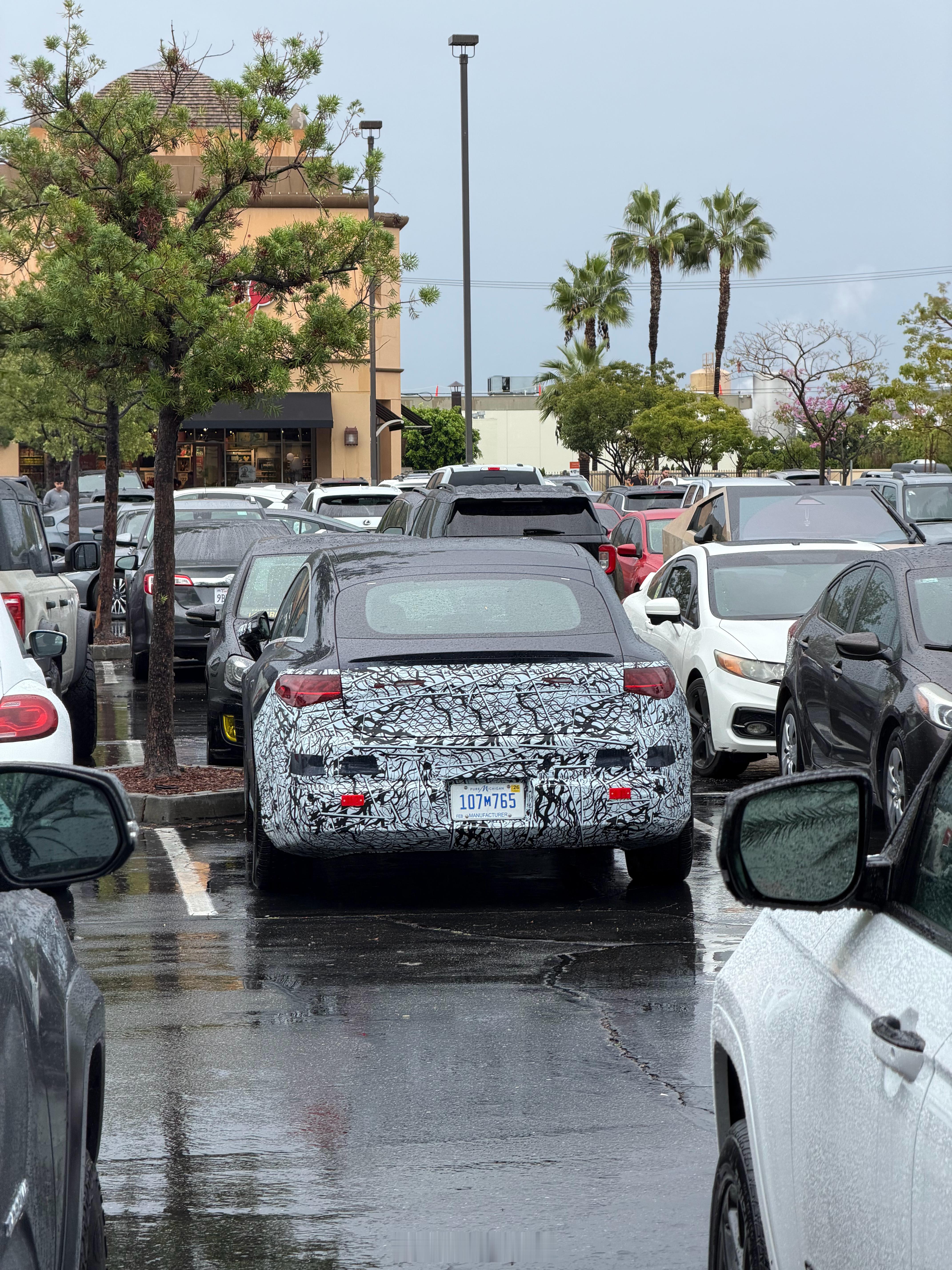 也是好上了，去美国拍到了路试车，大伙儿猜猜是什么车，应该不难吧奔驰新能源汽车42