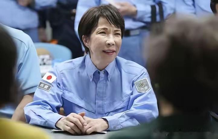 日本的天塌了！ 根据日本防卫省统合幕僚监部8月3日发布的消息，中国海军3艘舰艇与