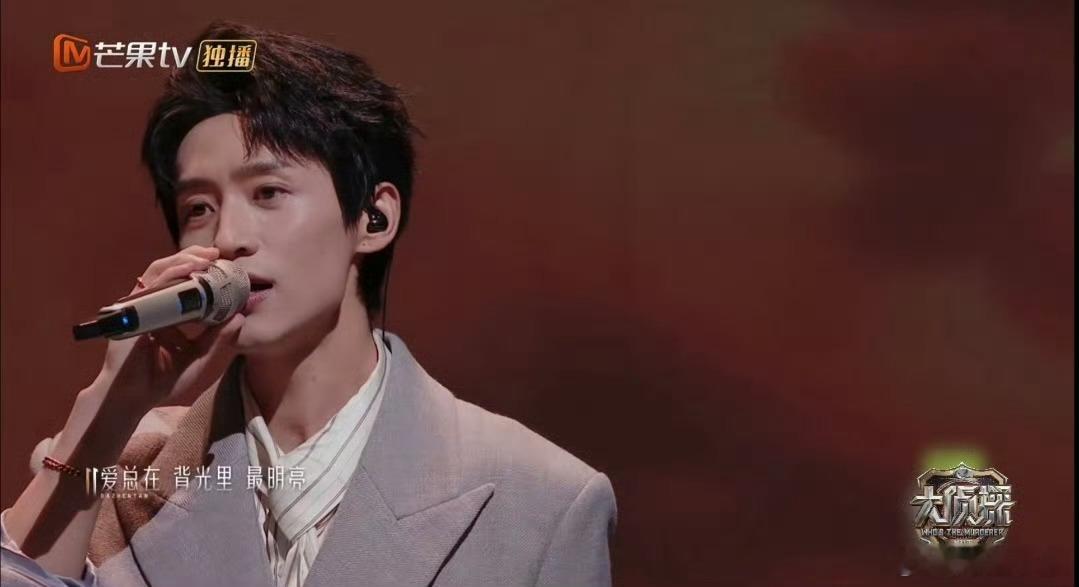 魏晨吴昕把何老师唱哭了  谁被《背光》唱破防！魏晨吴昕嗓音适配度拉满，故事感唱腔
