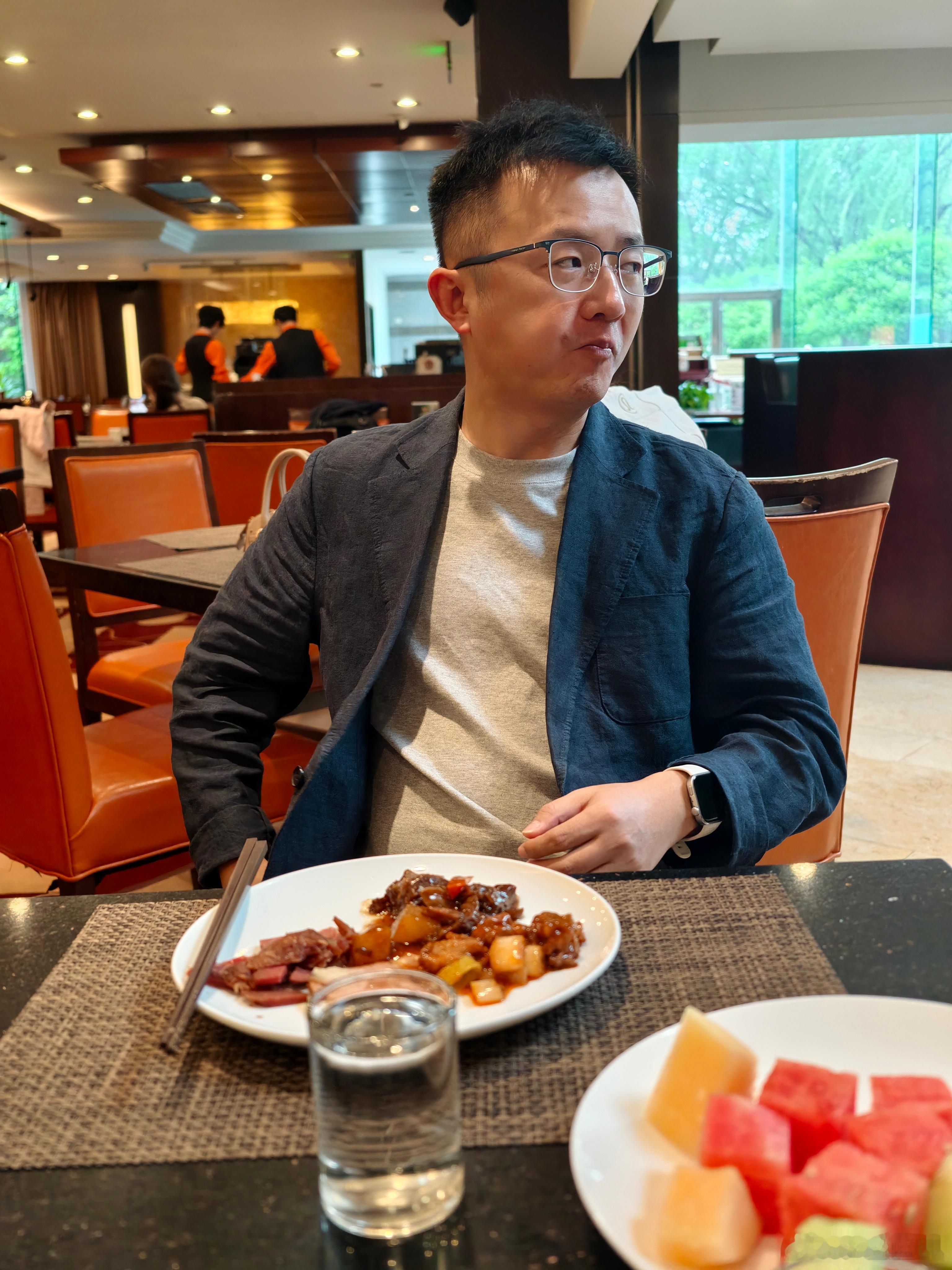 我喊某人一起去做全身按摩。他说先洗个澡换件衣服，不然一身汗味儿太别扭。我随口调侃