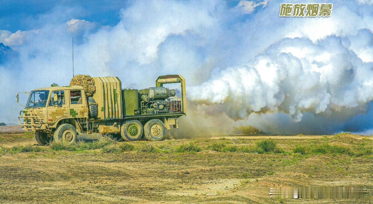 施放烟雾。看上去挺平常，其实很有技术含量——部队里的烟雾施放车，核心是靠高温雾化