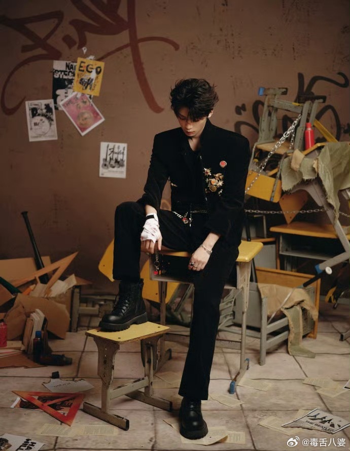 梓渝绷带上画了小鱼 绷带上画了条蓝色鱼骨头，粉丝秒懂：是“小鱼”本鱼啊！这互动小