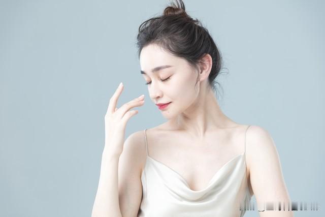 “女人需要男人滋养”挺现实的。女人如花，男人似土，好土壤能让花娇艳。
身体上，女