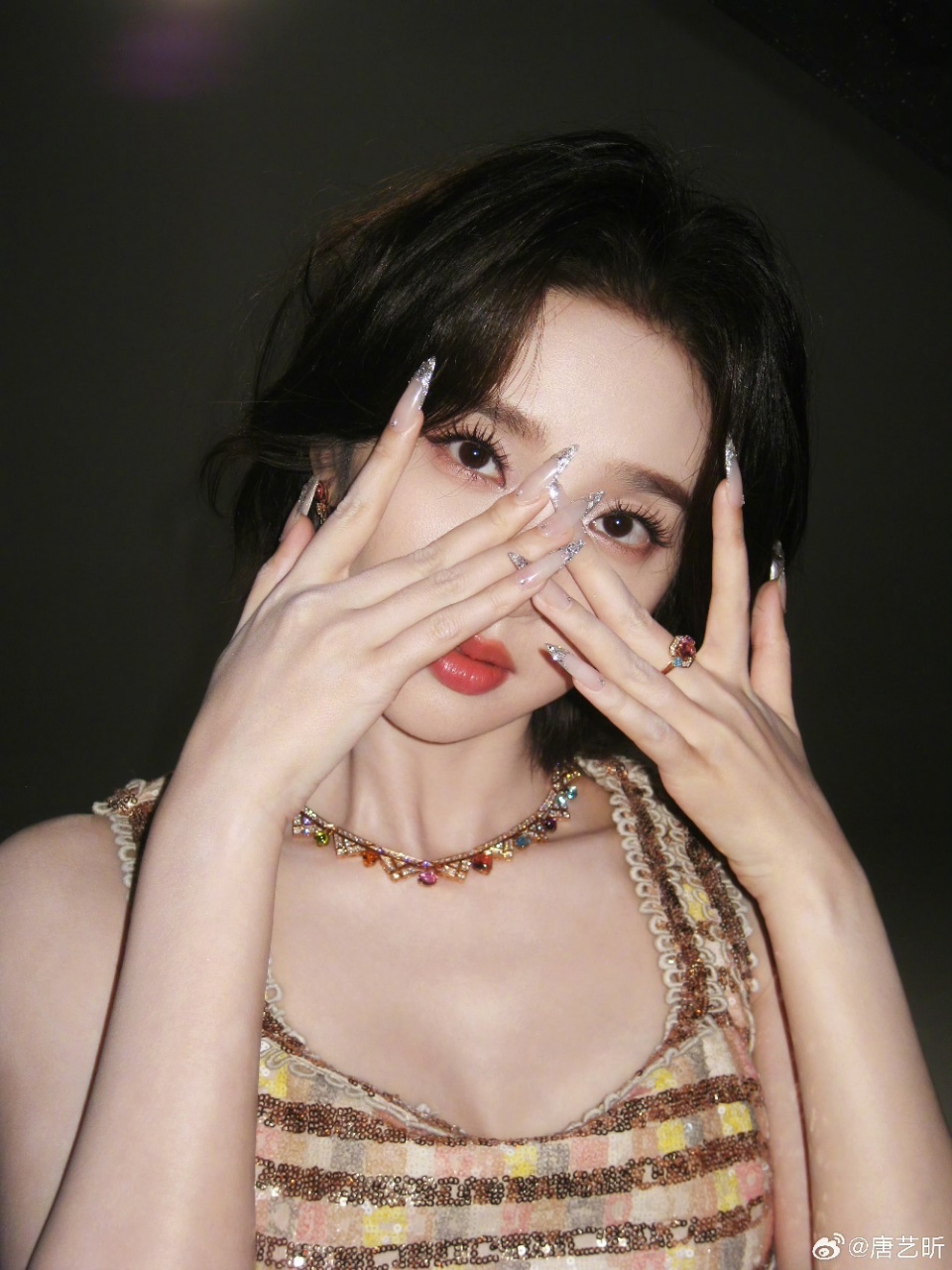 这是我从未见过的唐艺昕 唐艺昕这组照片真的美出新高度，自带胶片质感的松弛氛围，原