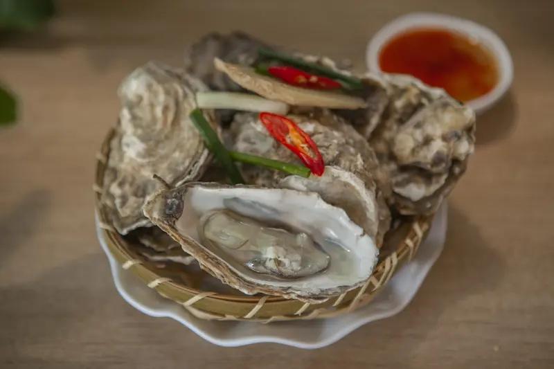 威海一沙滩台风后出现大量生蚝，有市民前往捡拾，称早上捡了两大袋，当地：台风仍有影