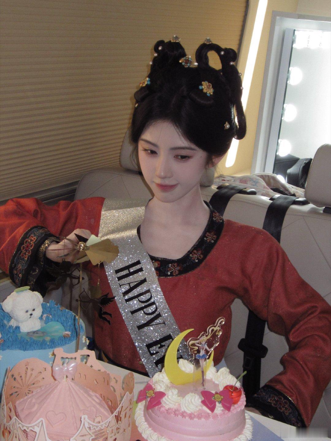 鞠婧祎 jjy 鞠婧祎阿黛＂春天樱花席卷而来 夏日蝉鸣不止 玫瑰盛放热烈 与浪漫