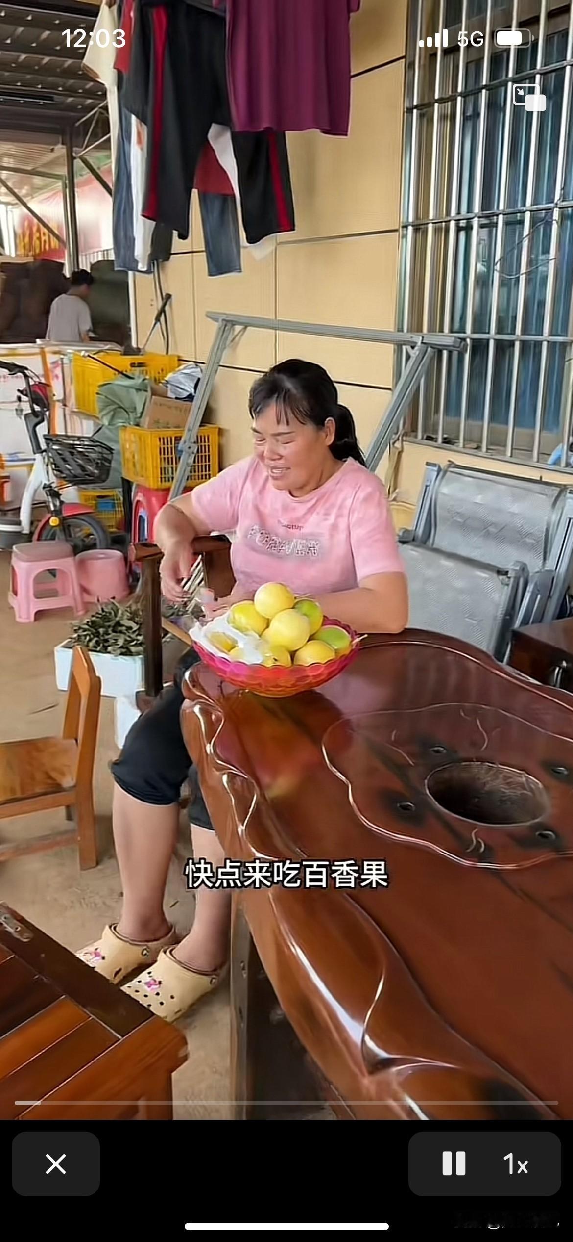 全红婵的粉丝真的不要脸啊，天天过来全妈家蹭吃蹭喝的，而且一点也不客气，直接拿到就