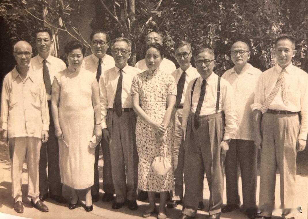 1958年5月6日，胡适等到“故宫博物院”台中雾峰陈列室参观期间的合影，前排左一