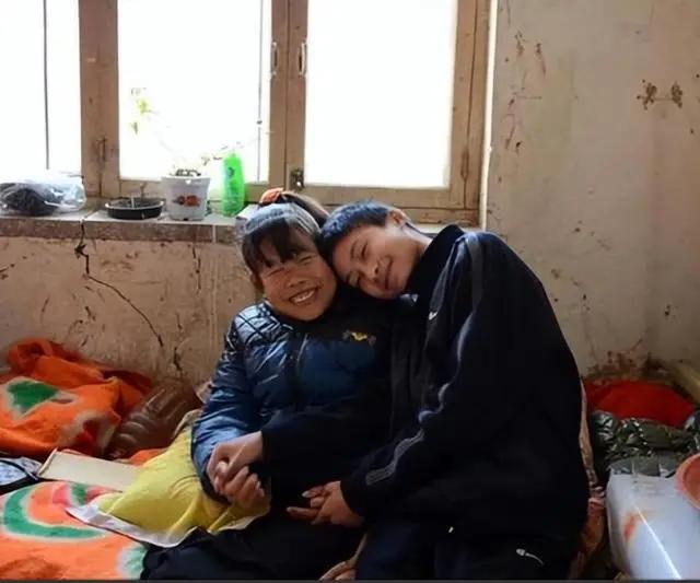 河北一农妇，从小因病瘫痪，医生预言寿命20岁。谁知，她居然活到48岁，嫁给1个精