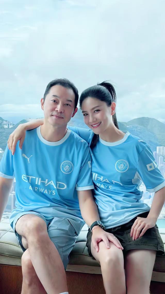 胡可和沙溢这对夫妻，
真是太精明了，
直播带货和综艺，两个来钱最快的赛道，他们俩