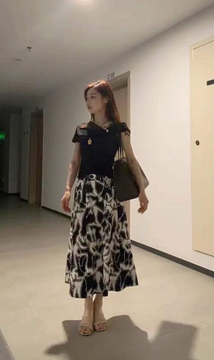 温柔且有力量，独立且自由，可以温柔似水，也要有 掀桌的底气
