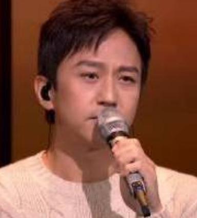 在2026年春晚舞台上，邓超演唱原创歌曲《妈妈有座电影院》时，借助豆包AI让与母