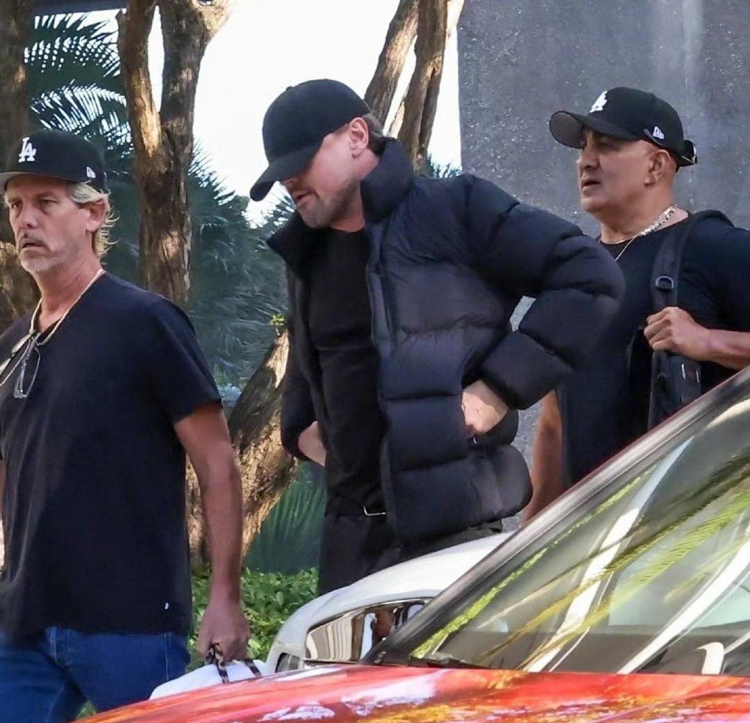 他没换女友，他换了一种活法。
49岁的莱昂纳多，带着25岁的维托利亚、她的母亲和