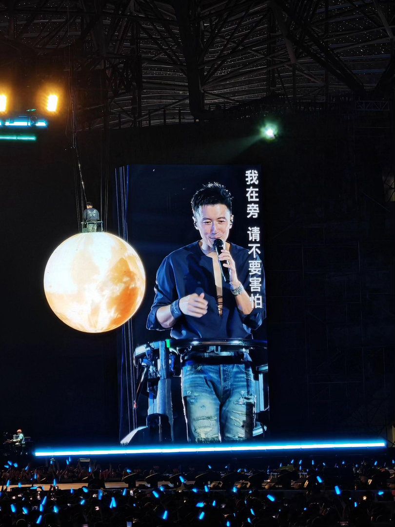谢霆锋你麦霸吗谢霆锋演唱会变大型呲水现场 别人是来听演唱会的，谢霆锋粉丝是来参加