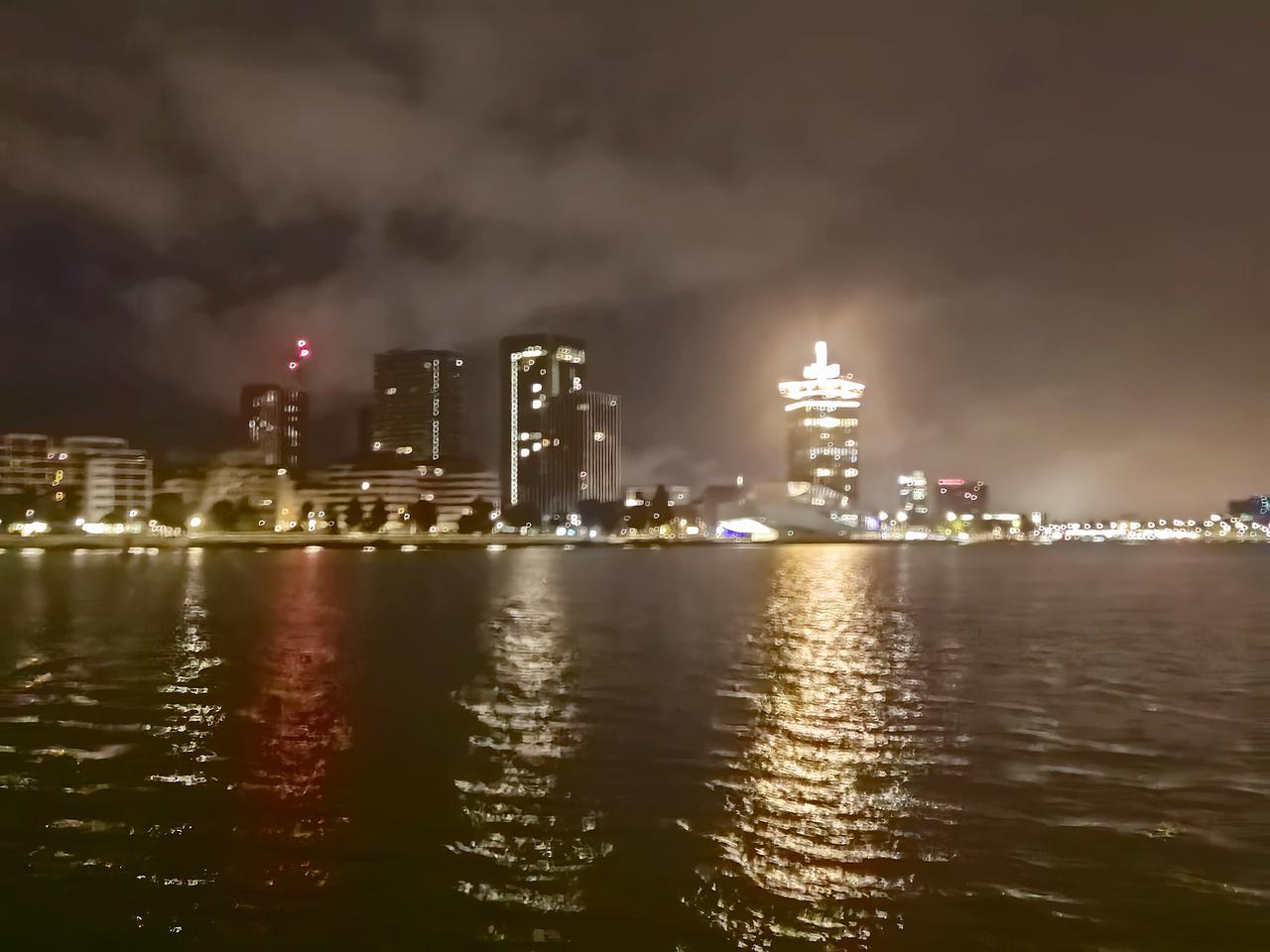 阿姆斯特丹：运河环绕的黄金时代名城。阿姆斯特丹是荷兰首都，坐落于阿姆斯特尔河畔，