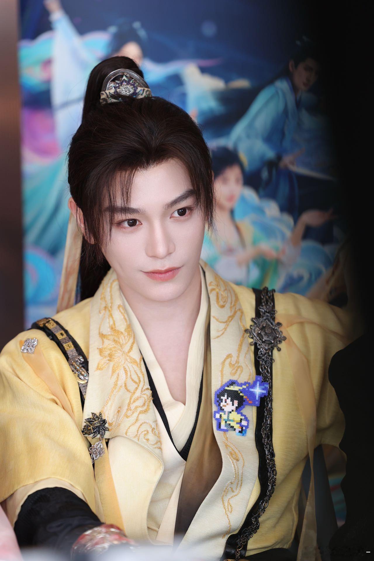 #丁禹兮给我迷成智障了#丁禹兮在视频中就像发光的宝藏，穿越而来的慕声帅气满格，他