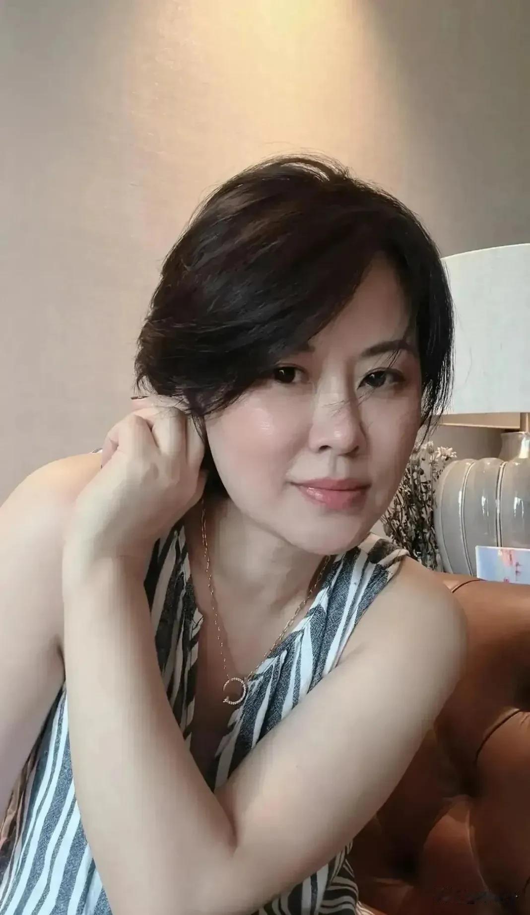 气质一流，有点许晴的影子！#高雅气质美女#