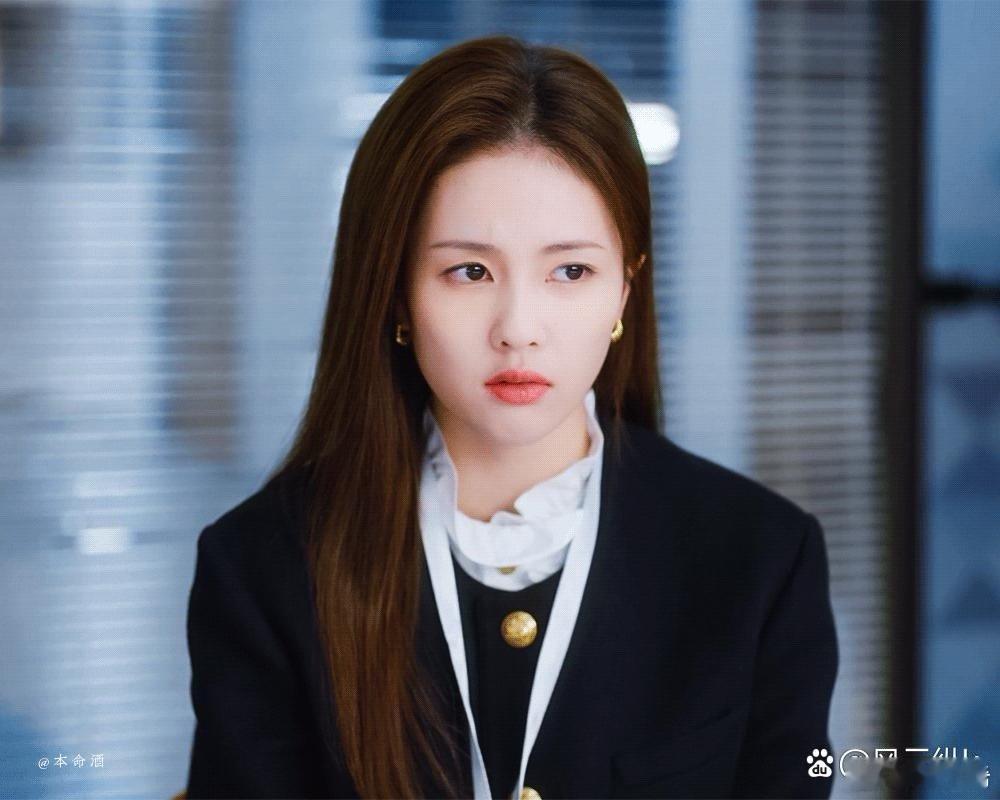 看见没，真正的倾国倾城大美人，根本不需要旁边的人吹嘘，白鹿和刘亦菲两部剧都是同一